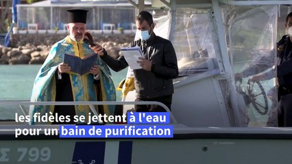 Les Grecs célèbrent l'Épiphanie en plongeant dans l'eau froide
