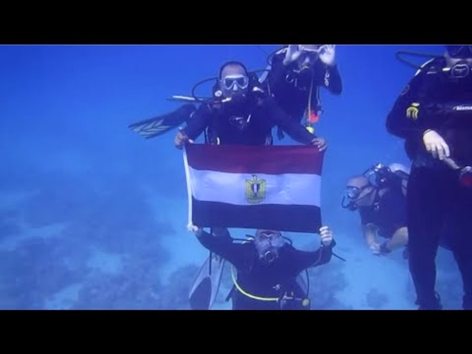 سائح بلجيكي يروج للسياحة بعلم مصر تحت الماء
