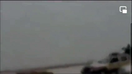 Des Talibans s'essayent au pilotage d'un hélicoptère (Afghanistan)