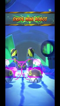 Oxide Mini Robot Battle Run Gameplay On Snow Go - Crash Bandicoot: On The Run!