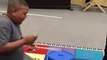 Une prof de musique offre une batterie à son élève qui jouait sur des pots en plastique