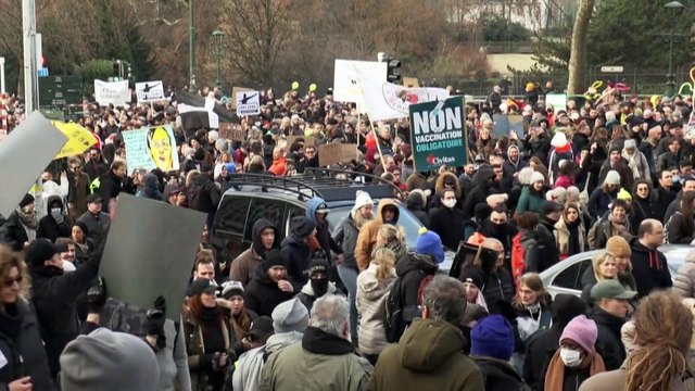 Ezrek tiltakoztak Brüsszelben a koronavírus miatti korlátozások ellen