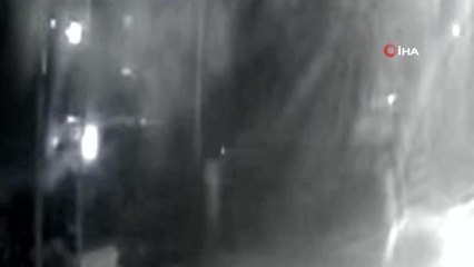 Sağanak yağışta kontrolden çıkan tır böyle devrildi