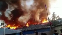 Un incendio en un campamento rohinya en Bangladesh destruye miles de hogares