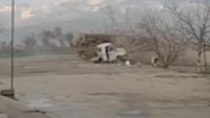 Kamyonetin ikiye bölündüğü kaza kamerada