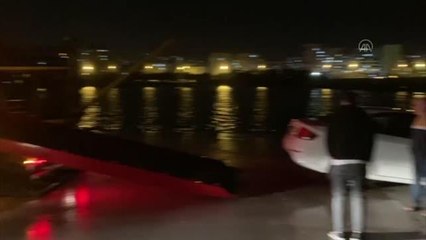 Son dakika haberleri! Balıkçı barınağının iskelesinde askıda kalan otomobili itfaiye çıkardı