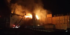 Bisküvi fabrikasında çıkan yangına müdahale ediliyor (1)