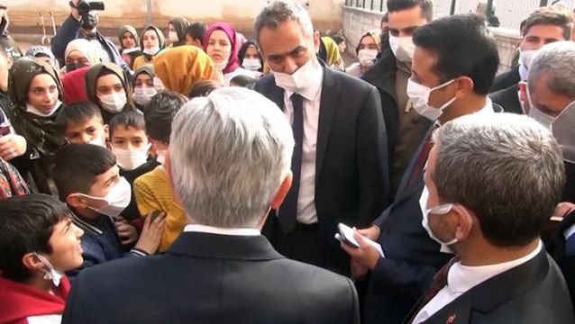 Kameralar önünde milli eğitim müdürü ve okul müdürünü fırçalayan Bakan Özer'e o anlar soruldu