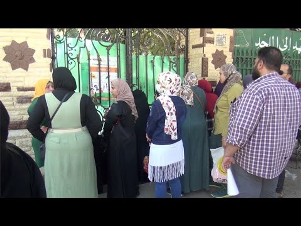 ولي أمر أمام مدرسة بالدقي: قولت لبنتي بلاش سلام...