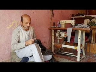 أبو وجيه صانع الجلباب البلدي: هفضل أعلم ولادي علشان الصنعة تعيش