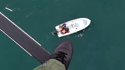 Helicóptero da Notaer localiza casal que pediu socorro no mar de Marataízes