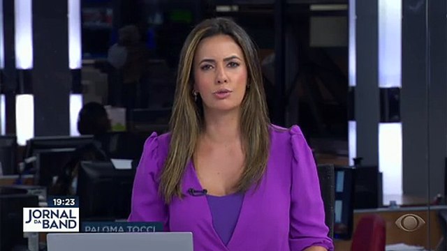 1,5 milhão de reais do tráfico foram encontrados dentro de um carro no Rio de Janeiro. A polícia suspeita de que o valor seja da facção criminosa Comando Vermelho. Uma pessoa foi detida. #BandJornalismo