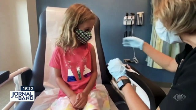 O Brasil deve receber nos próximos dias quase quatro milhões de doses da vacina infantil contra a covid. A vacinação das crianças de 5 a 11 anos vai coincidir com a volta às aulas.