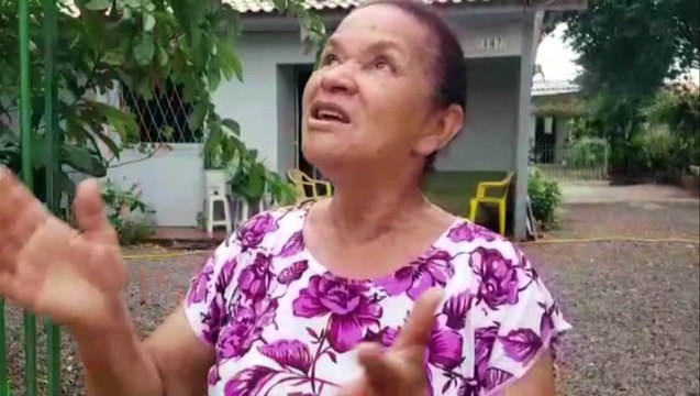 Galhos de árvore caem sobre fiação da rede elétrica e mobiliza Bombeiros e Copel; moradora falou sobre a situação