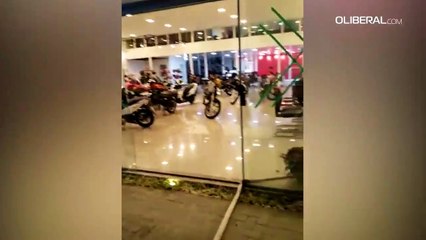 Loja de motocicletas pega fogo na avenida Pedro Miranda em Belém