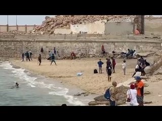 أغرب ما فعله الإسكندرانية مع تقلب الطقس: لعب ونزول البحر وصيد في الرمل