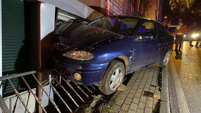 Kadıköy’de otomobil iş yerine girdi