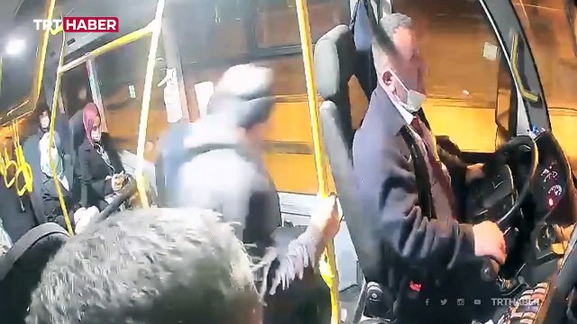 Rahatsızlanan yolcuyu hastaneye yetiştirdi