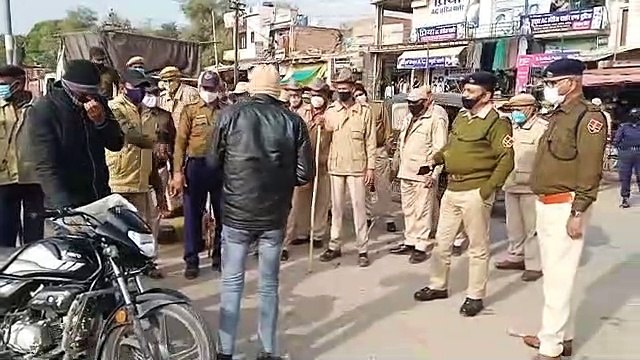 फ्लैग मार्च के दौरान बगैर मास्क मिले, लगवाई उठक बैठक