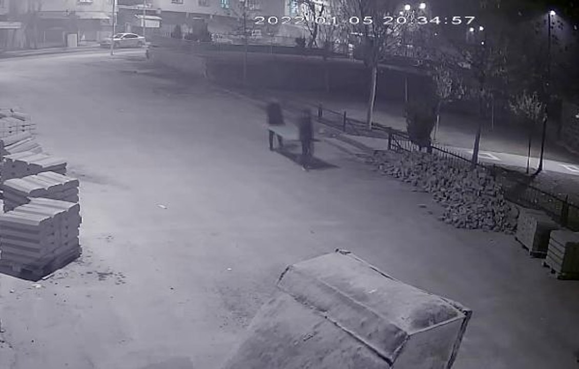 Son dakika haber: İLKOKULUN BAHÇE KAPISININ ÇALINMASI KAMERADA