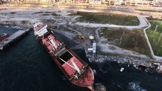 Fırtınada yan yatan kuru yük gemisi parçalara ayrılıyor