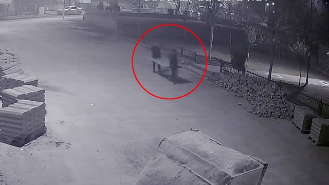 İlkokulun bahçe kapısının çalınması kamerada