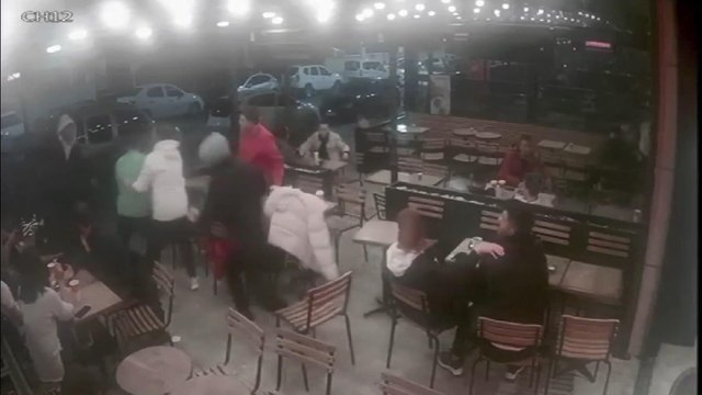 Kafedeki tartışma kavgaya dönüştü sandalyeler havada uçuştu