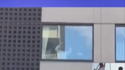 Manifestantes antivacunas expresan su apoyo a Djokovic frente a su hotel