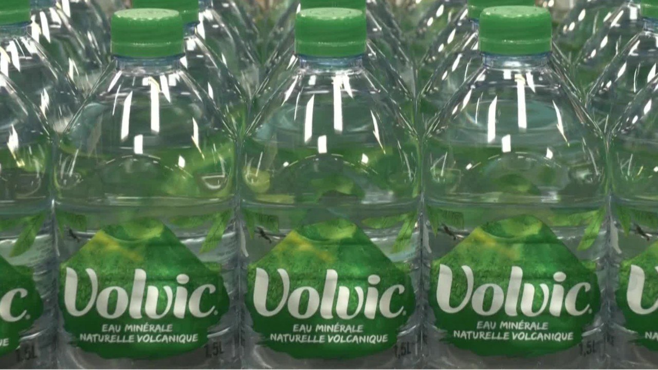 Essiggeschmack: hersteller ruft "volvic"-flaschen zurück