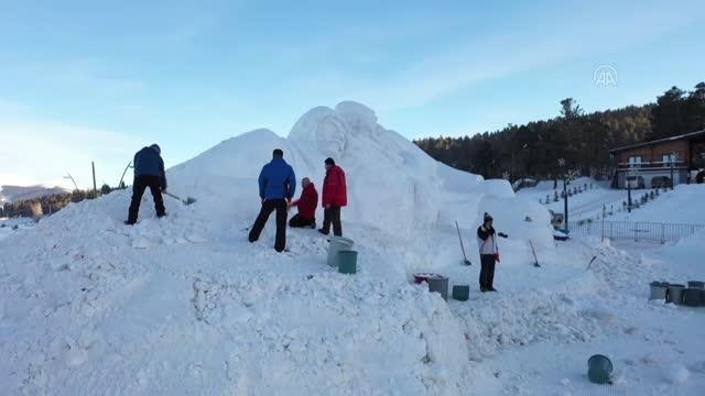Son dakika! Sarıkamış şehitlerini temsilen yapılan kardan heykeller tamamlandı