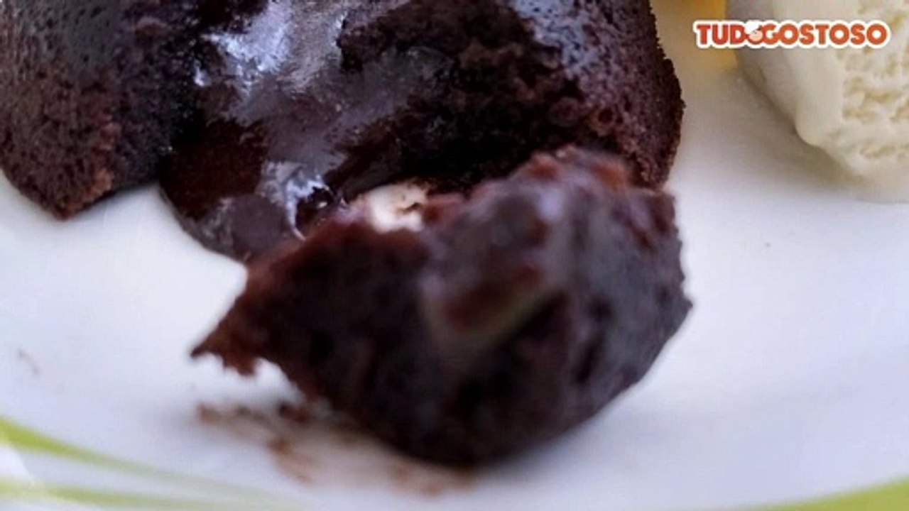 Petit gateau com chocolate em pó