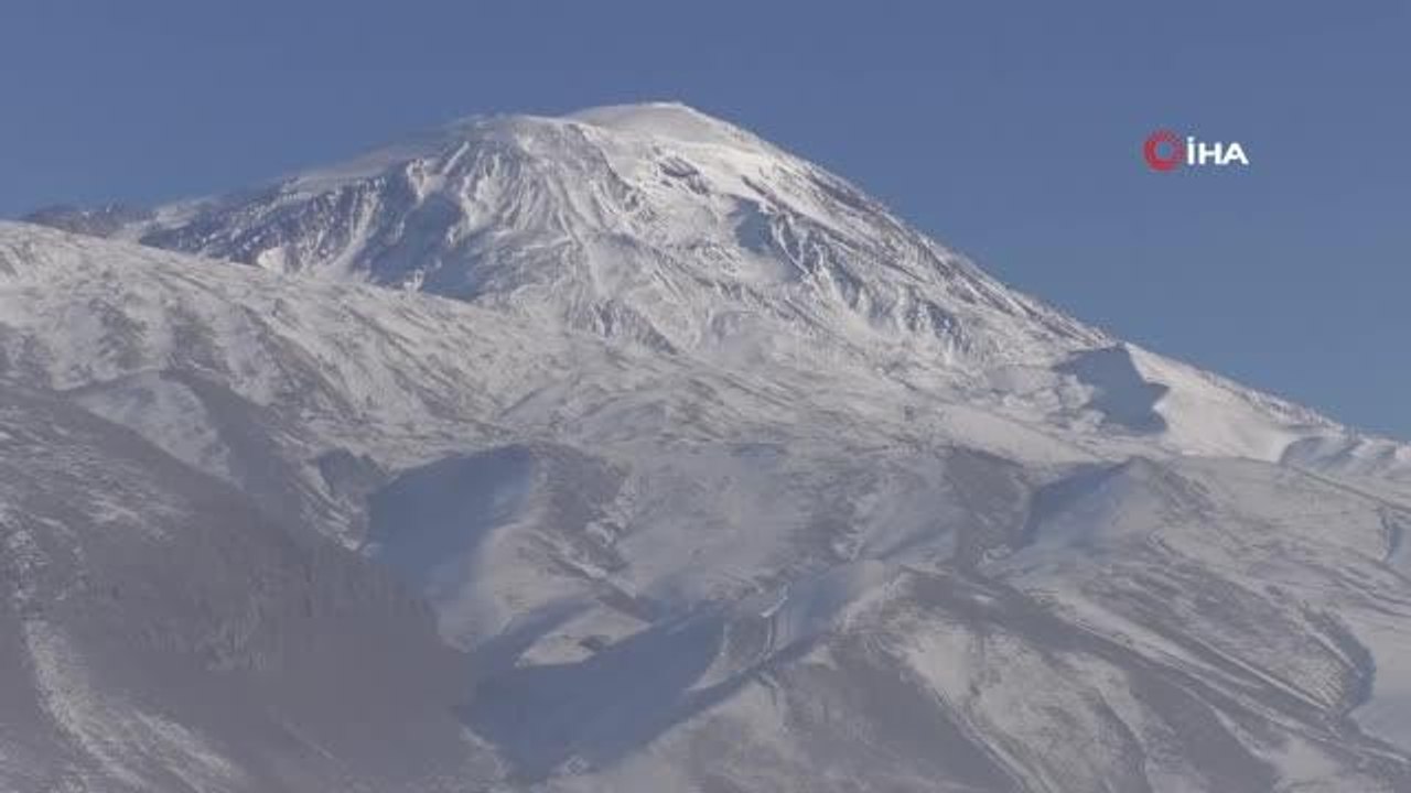 Ağrı Dağı beyaz gelinliği ile görenleri mest ediyor