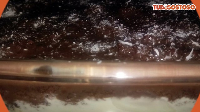 Bolo de travessa de brigadeiro e leite ninho