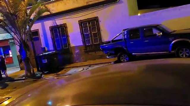 Colisiona contra varios vehículos aparcados frente a una farmacia en Güímar