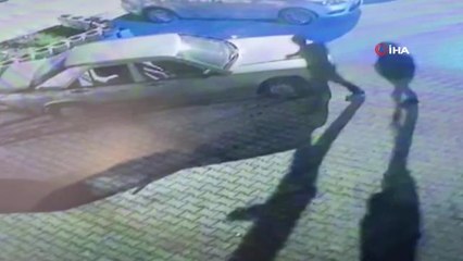 Büyükçekmece'de evden anahtarını aldıkları aracı çalan 2 hırsız kamerada