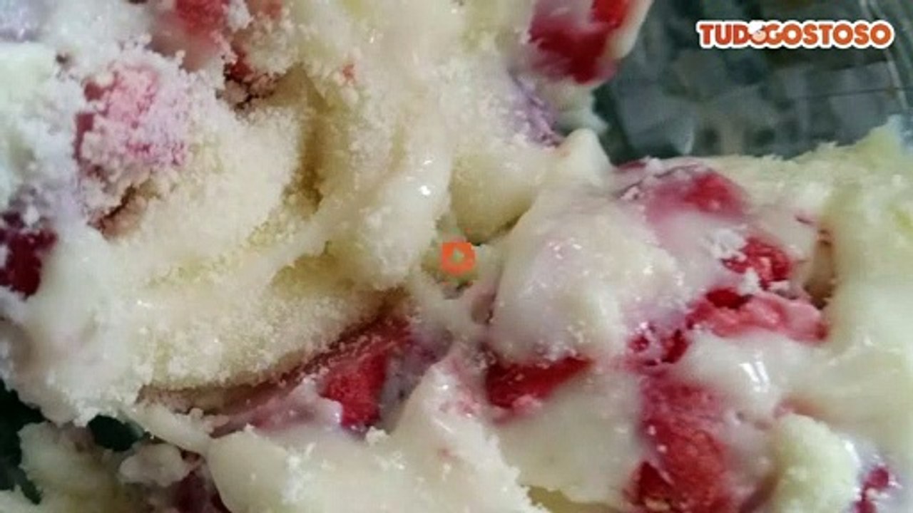 Pave gelado de morango e leite em pó