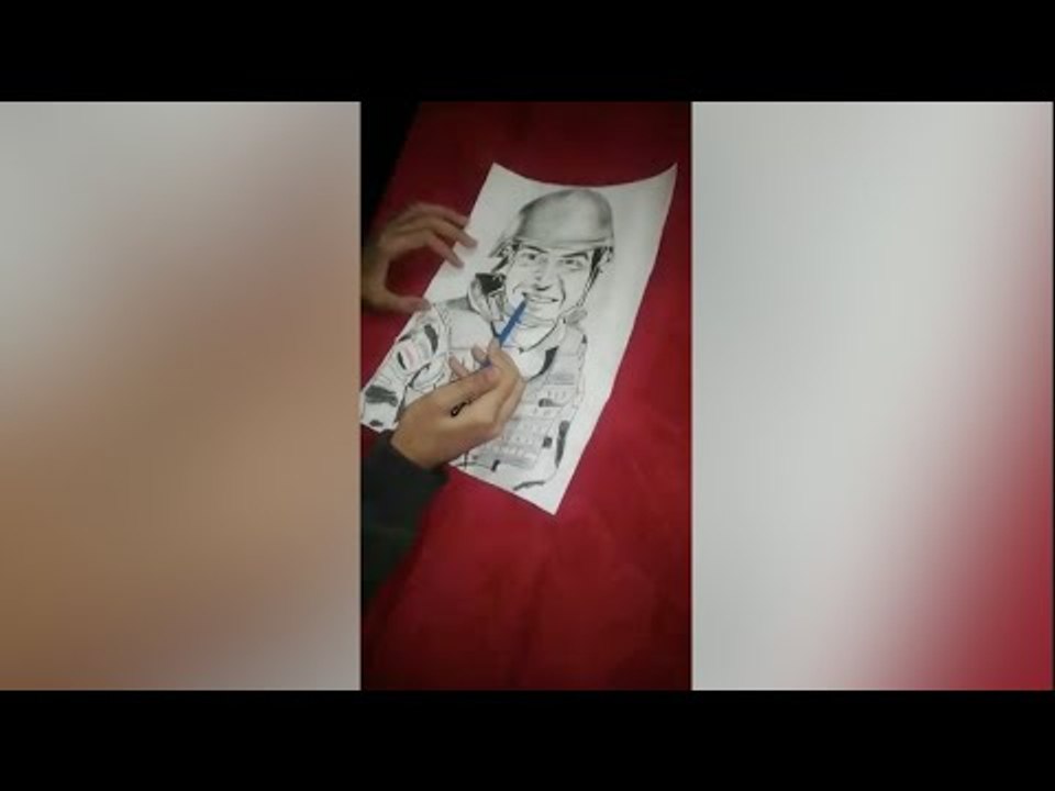 أحمد حسن يتغلب على إعاقته بـ الملح والفحم: رسم المشاهير وطبيب الغلابة