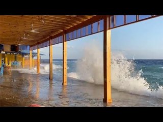 ارتفاع موج البحر وانقلاب الطقس وغرق ممشى دهب والكافيهات