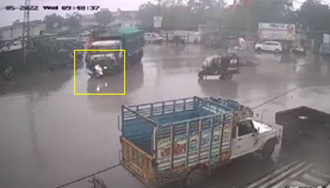 Chittorgarh एक्सीडेंट CCTV फुटेज : ट्रक के नीचे आई स्कूटी सवार शिक्षिका, ऐसे बची जान