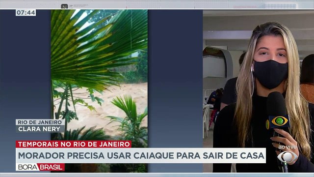 Um idoso foi flagrado andando de caiaque após um forte temporal na Costa Verde do Rio de Janeiro. Cidades inteiras estão embaixo d'água.