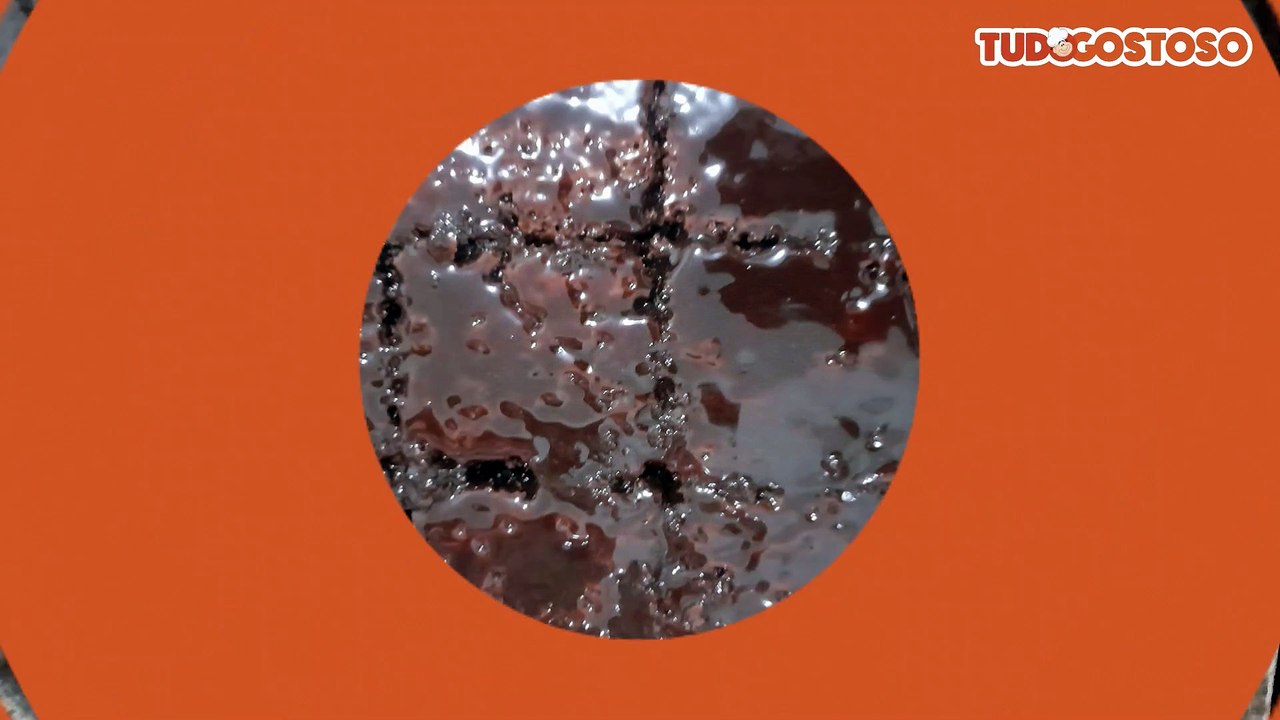 Bolo de chocolate molhadinho e fofinho com calda de chocolate