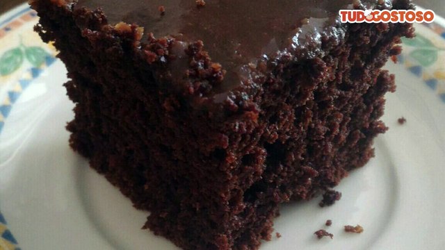 Bolo de chocolate simples e delicioso