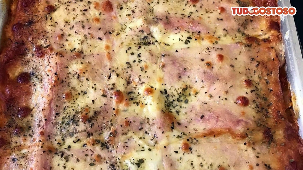 Lasanha com carne moída e molho branco