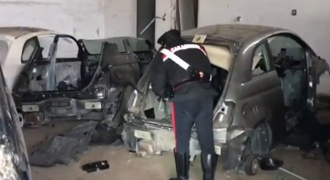 Giugliano, ritrovate auto e targhe di veicoli rubati: 2 arresti (07.01.22)