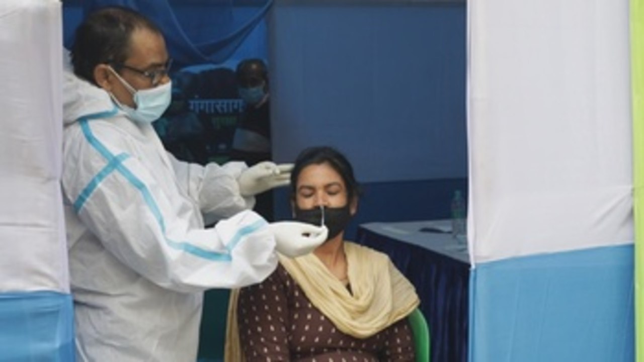La India supera los 117.00 casos diarios que aumentan a ritmo sin precedentes