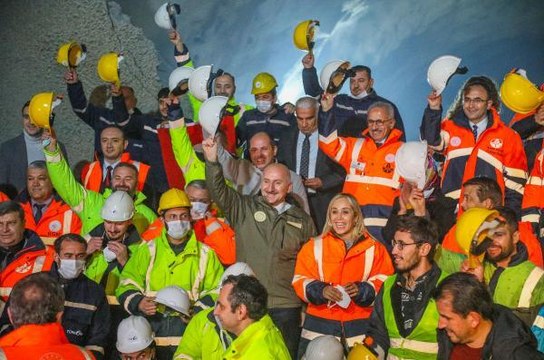 Ulaştırma ve Altyapı Bakanı Karaismailoğlu, Demirkapı Tüneli ışık görme törenine katıldı Açıklaması