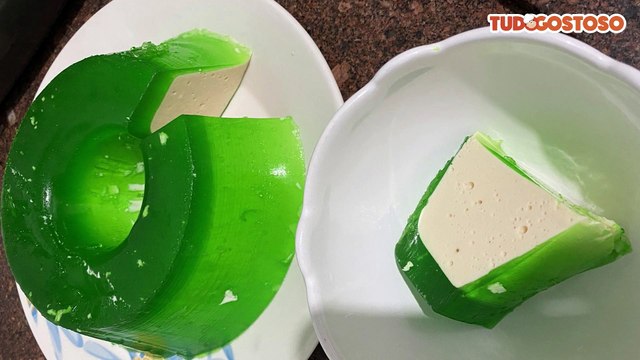 Gelatina recheada com mousse de limão