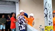 Bombeiros entregam pertences a morador do 4º andar de prédio desabado parcialmente em Taguatinga