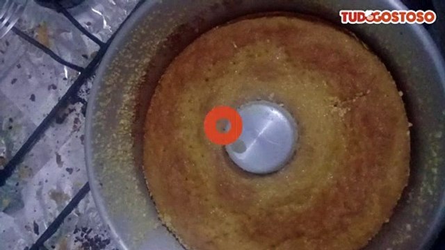 Bolo com milho de conserva e leite de coco