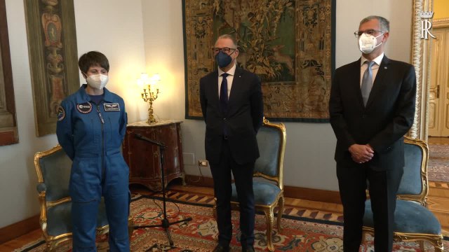 Quirinale, Mattarella consegna il Tricolore a Samantha Cristoforetti: Proiettati verso il futuro